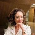 Dra. Ana Paula à mesa de atendimento